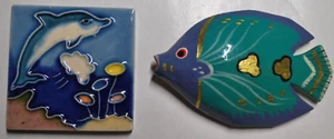 Vintage Kühlschrankmagnete ~ Keramikfliese Delphin & handbemalter Holzfisch - Bild 1 von 6