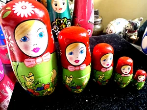 BABUSHKA NESTING WOODEN DOLL--5 dolls in 1 red, green floral - Picture 1 of 3