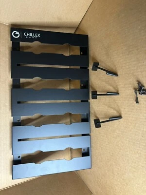 Soporte/estante para copa de vino de 4 filas debajo del gabinete vajilla de metal negro con 3 ganchos para taza Foto 1 de 4