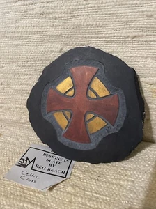 Reg Beach geschnitztes Keltenkreuz aus Schiefer 6 Zoll × 6 Zoll - Bild 1 von 4