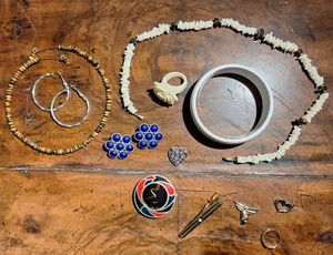 Schmuck-Konvolut – Modeschmuck & Echtschmuck  Anhänger, Ohrclips, Ring, Uhr - Bild 1 von 20