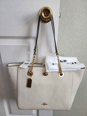 Nuevo Bolso de Mano Coach Turnlock Cuero Guijarro Tiza Cadena Dorada y Bolsa para el Polvo 57107 Nuevo con Etiquetas Foto 1 de 4