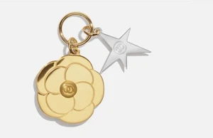 CHANEL 2025 Camelia CHARM DE VACACIONES - Imagen 1 de 1