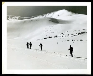 Vintage Foto Skifahrer im Murmeltierbecken mit Murmeltierberg Jasper Nat'l. Park Canada - Bild 1 von 2