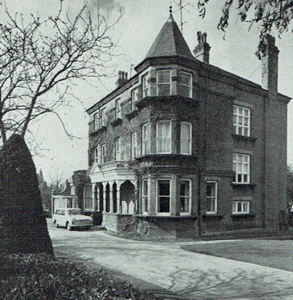 Freemason Lodge Stables Newmarket Estate Agent detalles de ventas 1970 anuncio M972 - Imagen 1 de 2