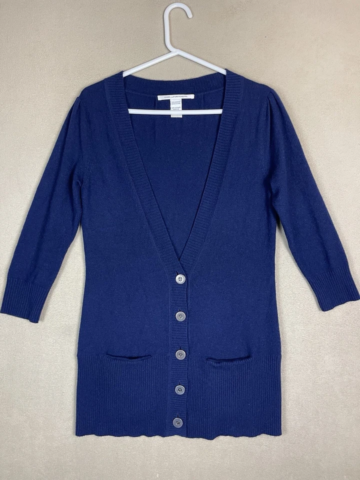 Suéter feminino Diane Von Furstenberg azul médio cashmere botão para cima manga 3/4 - Imagem 1 de 4