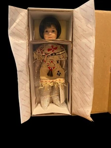 Muñeca de porcelana Buffalo Child de colección, de Carol Theroux - Imagen 1 de 2