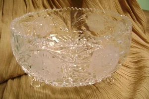 VINTAGE- FLORAL FROSTED MOTIF  3 FOOTED  LEAD CRYSTAL GLASS FRUIT BOWL - Picture 1 of 9