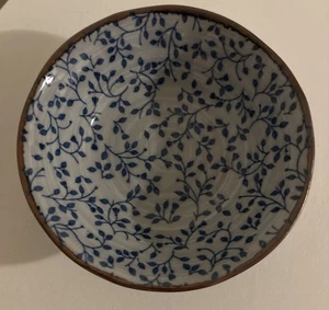 Vintage japanische blau & weiße Porzellan Schale handbemalt Rankenmuster Japan - Bild 1 von 8