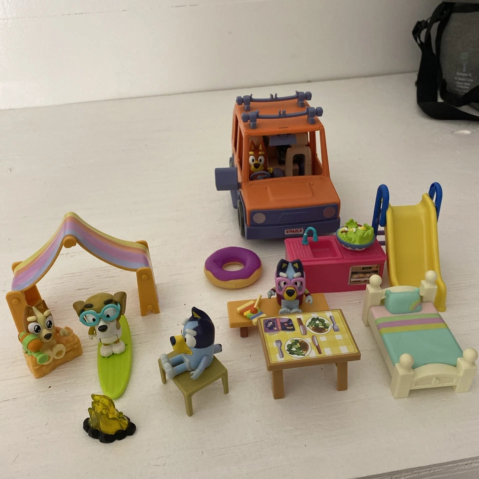 Bluey and Friends 家庭玩偶套装混合游戏套装角色玩具露营车  — 第 1/2 张图片