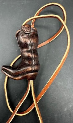Bota de Vaquero Bolo Tie Madera Tallada a Mano Cordón Marrón Rodeo Occidental Arte Popular Foto 1 de 4