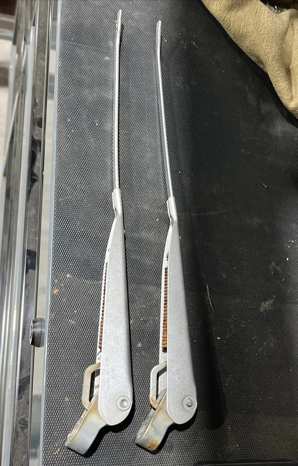 Brazos limpiaparabrisas con tuercas Datsun 620 OEM camioneta pickup 1972,5-79 Foto 1 de 4