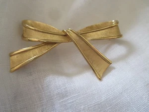 Broche broche cinta tono dorado Trifari vintage 2 1/4" - Imagen 1 de 5