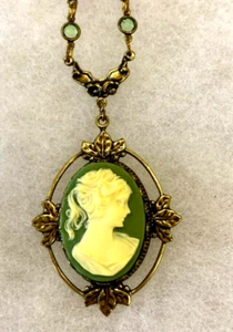 Kostüm Grün Kamee Anhänger Goldton Filigran Kristall auf 24 Zoll  Figaro Kette - Bild 1 von 8