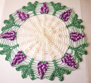 Hand Crocheted Round Purple Grapes Green White Doily 20" Tiny spot Vintage - Imagen 1 de 5