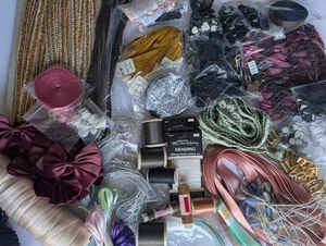 JOB LOT #82: VINTAGE threads, ribbon, braid, bows, zips & more - Picture 1 of 9