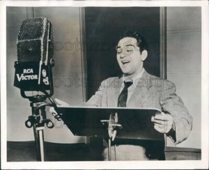 1948 Press Photo Opera Singer Robert Merrill Records RCA Red Seal Microphone - Picture 1 of 2
