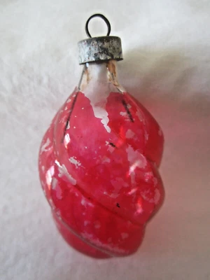 Vintage  Small RED GLASS SWIRL Oval Egg Shape  Christmas ORNAMENT Holiday Decor - Image 1 of 4