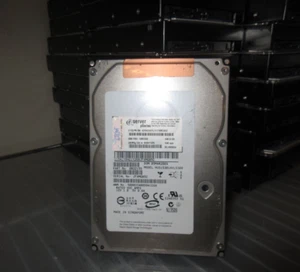 Hitachi 0B22155, HUS153014VLS300, 146,8 Go 3,5" 15K SAS LOT DE 10 - Photo 1/1
