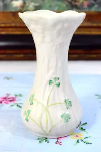 Jarrón Belleek Ireland trébol margarita en relieve 6" marca dorada 052 - Imagen 1 de 5