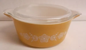 Vintage Pyrex Nesting Butterfly Gold Casserole w/ Lid 2 1/2 Quart - Picture 1 of 7