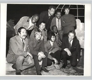 Foto de prensa de 1967 de THE FUNDATIONS de grupo de música pop rara de colección - Imagen 1 de 2