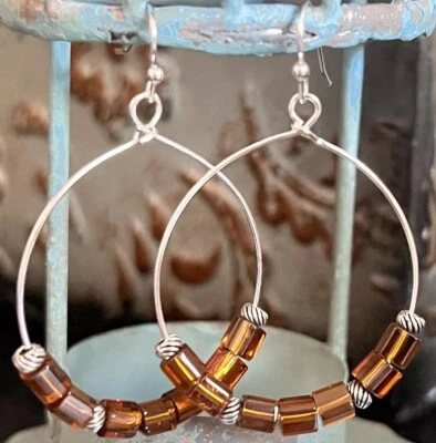 Aro de plata con cuentas de vidrio marrón ámbar y plata grabadas. Foto 1 de 3