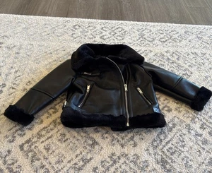 Fashion Nova Kinder Mini Chic Mädchen Kunstlederjacke - Bild 1 von 18