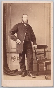 Mann im Gehrock, mit Bart Hand auf Hüfte, um 1860er-70er Jahre CDV - Bild 1 von 2