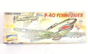 The 1956 Aurora Line Curtiss Warhawk P-40 Flying Tiger 1/4 Flugzeug Modellbausatz - Bild 1 von 17