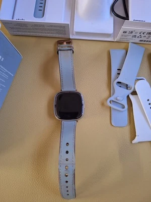 Fitbit Sense Smartwatch Fitnesstracker soft gold "gebraucht" original Verpackung - Bild 1 von 4