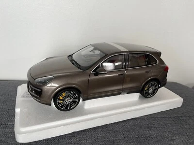 Dealer Edition Minichamps Porsche Cayenne Turbo S Facelift 2015 1/18 0213020F - Photo 1/4