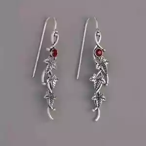 Pendientes plateados Leaf Drop con acentos de cristal rojo - aprox. 1,75" de largo - Imagen 1 de 2