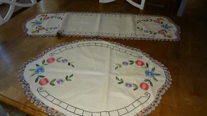 VINTAGE BEAUTIFUL EMBROIDERED TABLE SET~GREAT CONDITION! - Picture 1 of 8