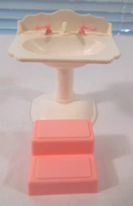 1996 Barbie's Little Sister Kelly Furniture Bathroom Sink and Step Stool - Picture 1 of 5