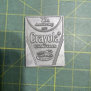 Placa medallón de metal Binney & Smith 1977 Crayola Crayons 75 aniversario - Imagen 1 de 2
