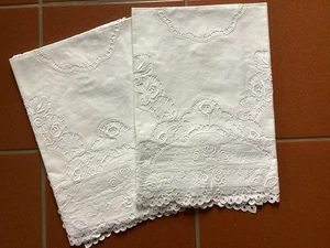 1 Paar Paradekissen  mit Blumenmuster, Durchbruchoptik u. Stickerei-Vintage - Bild 1 von 5