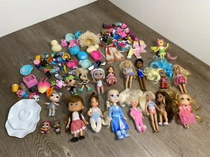 Lote de muñecas aleatorias + accesorios, ropa y más - Imagen 1 de 8