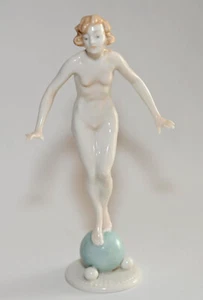 Porzellanfigur Dame auf Ball Hutschenreuther Tutter 20 cm Akt zwei Finger defekt - Bild 1 von 6