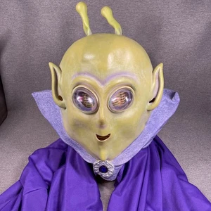 Vintage Ostern Unlimited grüne Alien Latex Maske mit 36 Zoll langem lila Cape - Bild 1 von 15