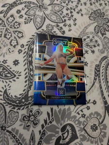 WWE Panini Select 2024 Concourse Black and Blue Tiffany Stratton /399 - Zdjęcie 1 z 2