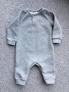 Grauer Strampler für Baby Jungen Alter 3-6 Monate - Bild 1 von 3