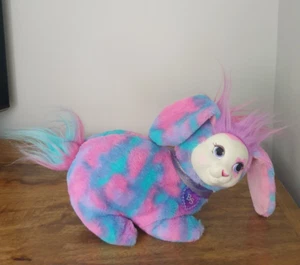 Bunny Surprise Breezy Bunny tinte de peluche rosa y azul conejo sin bebés - Imagen 1 de 4