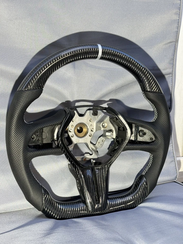 Volante Infiniti Q50/Q60 2018+ fibra de carbono real Foto 1 de 4