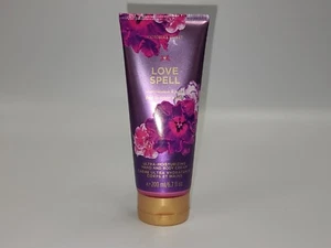 Victoria's Secret Ultra-feuchtigkeitsspendende Hand- und Körpercreme LOVE SPELL - Bild 1 von 2