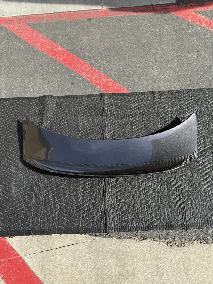 Kia Stinger 2018-2023 tapa OEM + alerón de pico de pato de fibra de carbono Foto 1 de 4