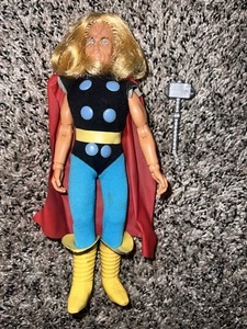 Vintage 1974 MEGO Marvel 7 Inch Thor Actionfigur mit Outfit & Hammer - Bild 1 von 9