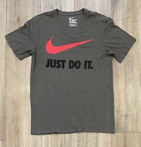 NIKE Herren Just Do It T-Shirt Small dunkelolivgrün sportlicher Schnitt - Bild 1 von 6