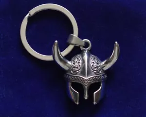 Wikinger Helm Schlüsselanhänger mit Geschenketui, gehörnter Krieger Silber Metall Anhänger nordisch - Bild 1 von 3
