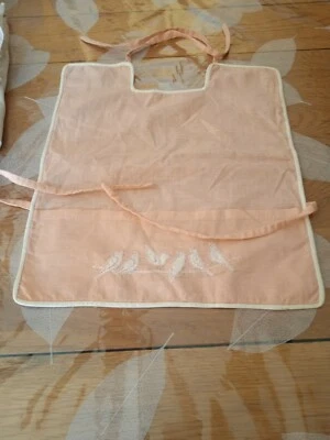 Magnifique Ancien Petits Bavoirs Rose Avec Broderies - Photo 1/4
